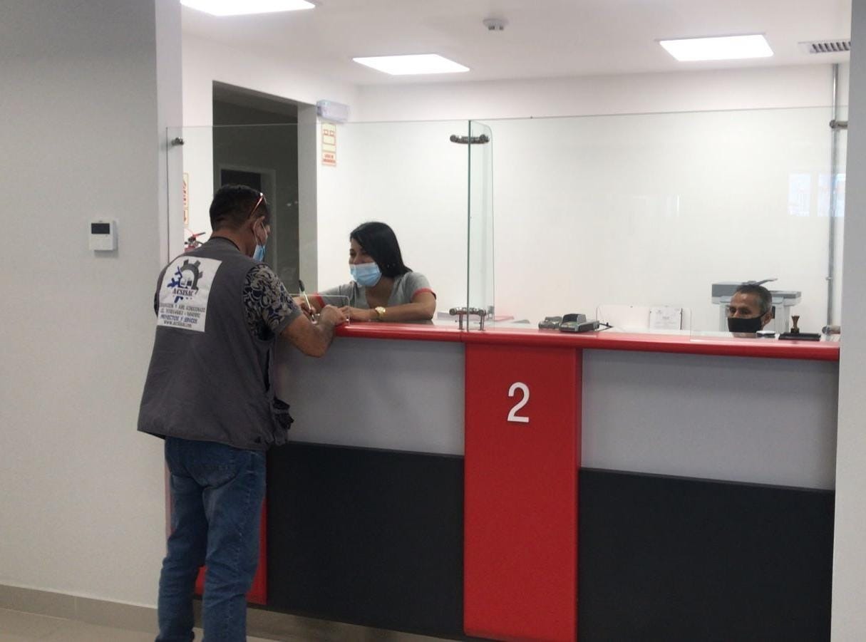 Foto de atención en la agencia MACPYME